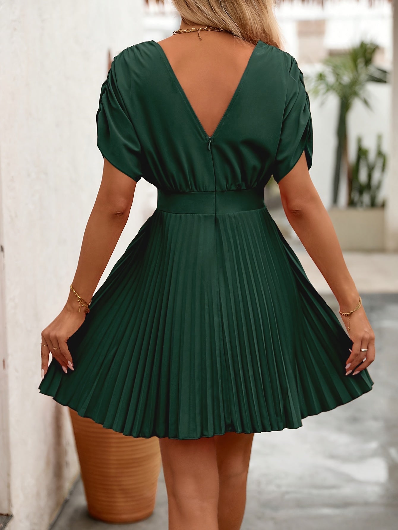 Vestito elegante verde Valstrend con maniche a pipistrello, scollo a V, vita stretta e orlo arricciato, perfetto per primavera estate.