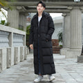 Giaccone in piuma uomo e donna, lungo fino a sotto il ginocchio, stile oversize, marca Valstrend shop, in tessuto nero.