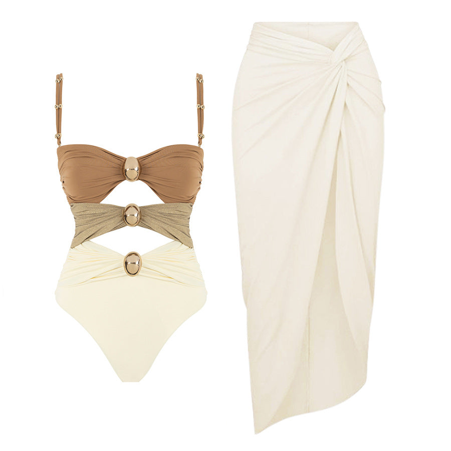 Costume da bagno donna Valstrend con bottoni dorati e motivo a tre colori, abbinato e colorato, vista frontale.