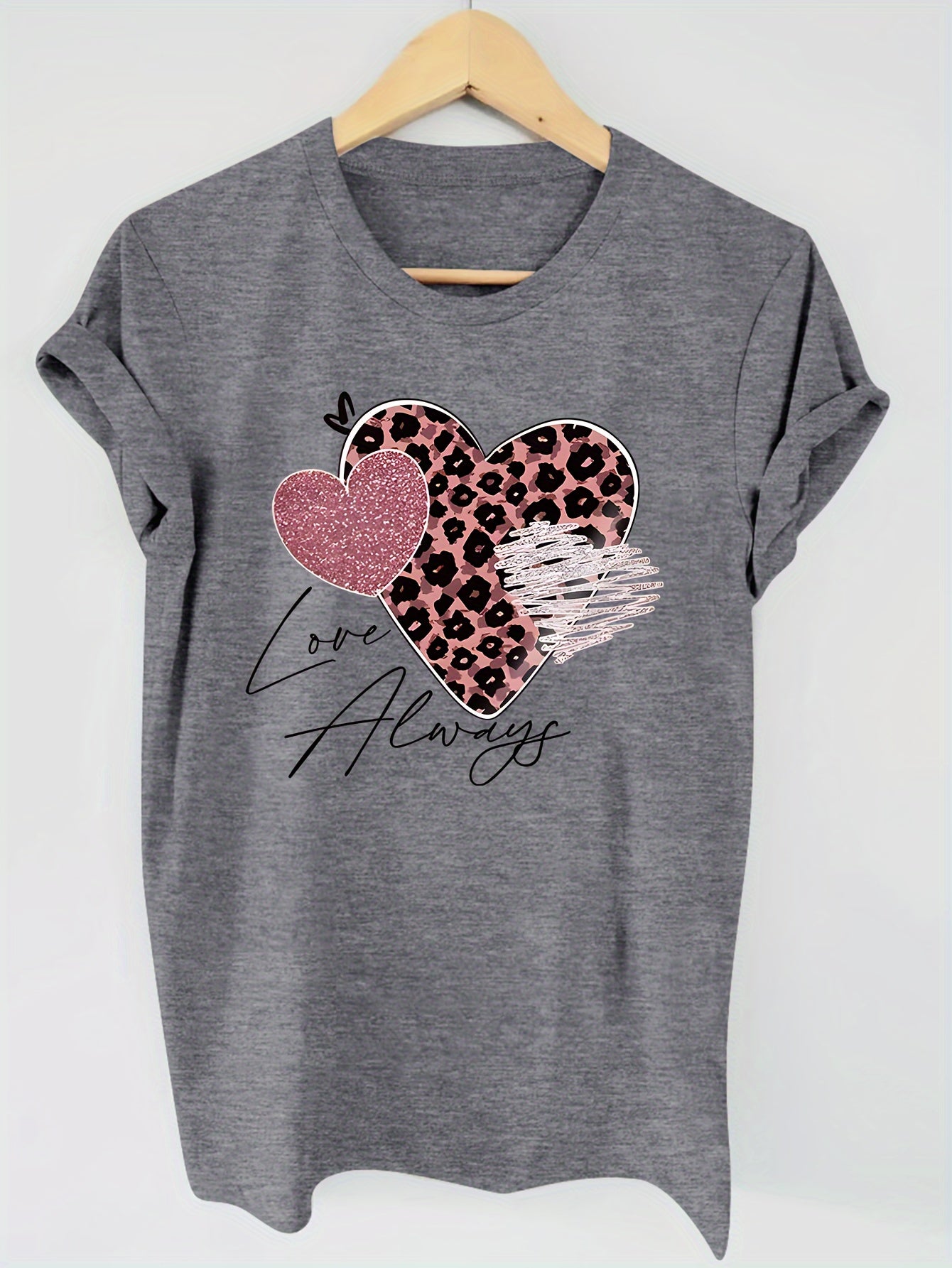 T-shirt donna con stampa cuore, maniche corte e scollo rotondo, abbigliamento estivo e primaverile Valstrend.