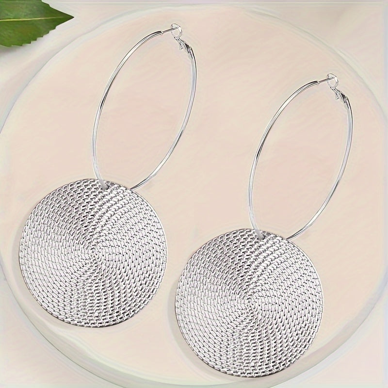 Orecchini a cerchio geometrici per donna di Valstrend, stile versatile e chic, ideali per abbigliamento casual o feste.