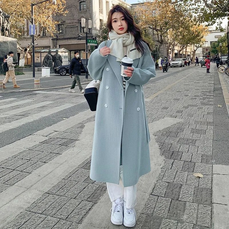 Cappotto di lana donna, taglio medio e con lacci, in tessuto morbido e caldo, in stile casual e elegante, firmato Valstrend shop.