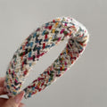 Fascetta per capelli da donna Valstrend in maglia colorata con ampia tesa, stile casual e pratico per acconciature estive.