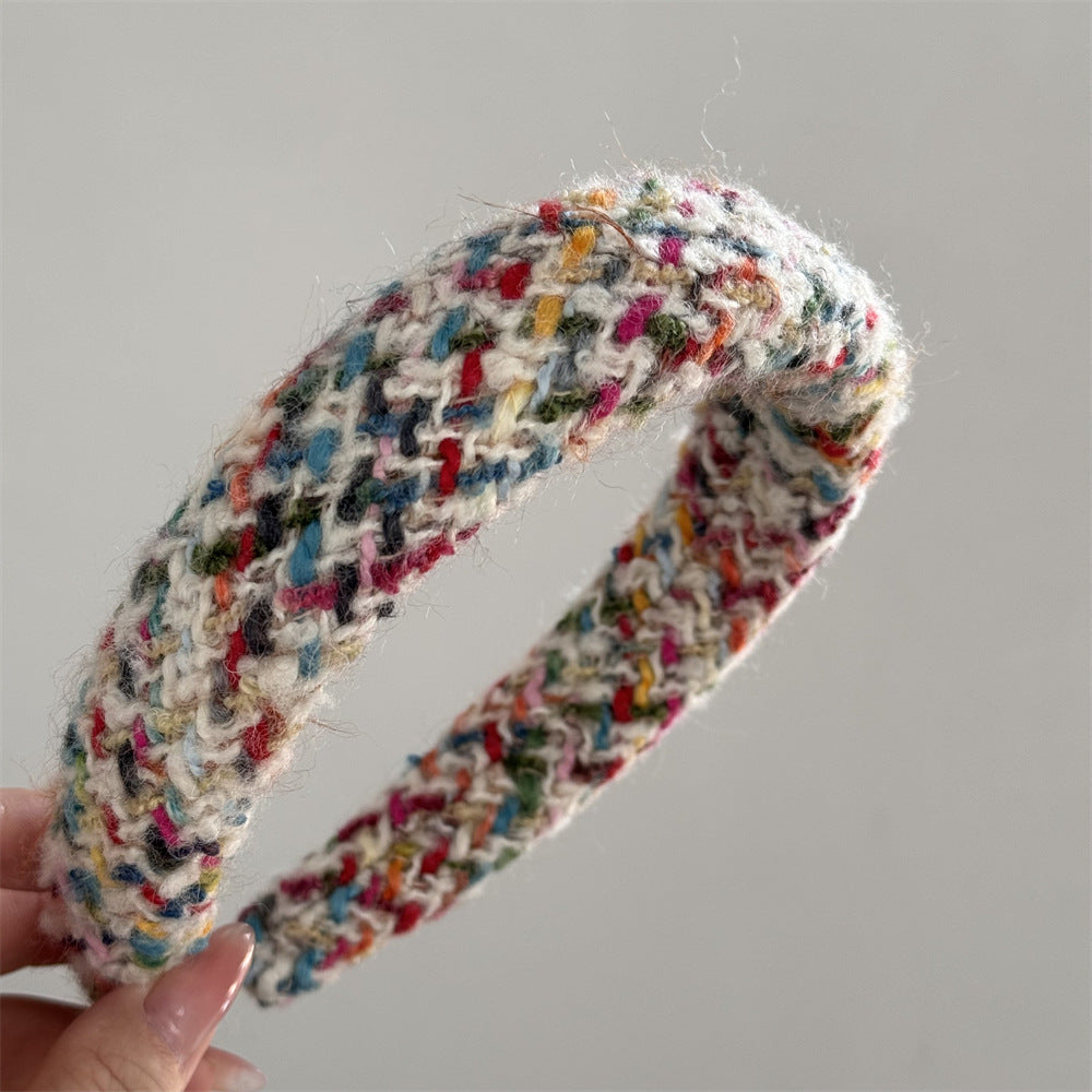 Fascetta per capelli da donna Valstrend in maglia colorata con ampia tesa, stile casual e pratico per acconciature estive.