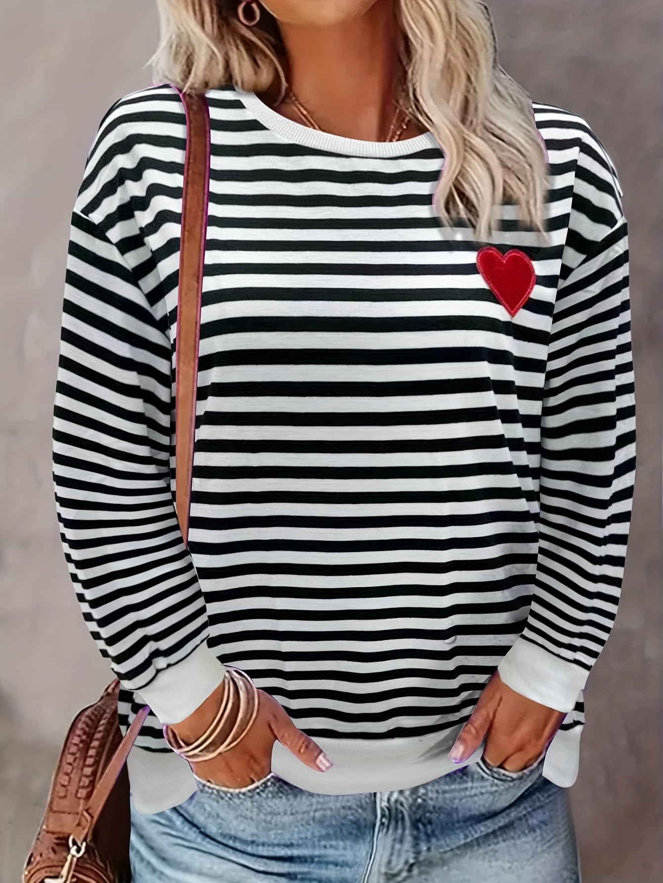 Maglione casual da donna Valstrend con cuore e righe, maniche lunghe e scollo rotondo, ideale per autunno e inverno.
