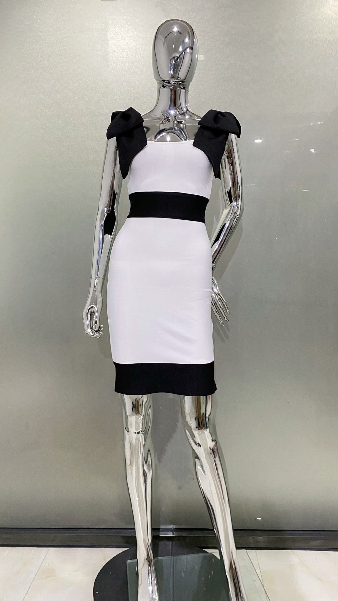 Vestito senza maniche bianco e nero con fiocco sulle spalle, stile coordinato, marchio Valstrend shop, mostra dettaglio e design elegante