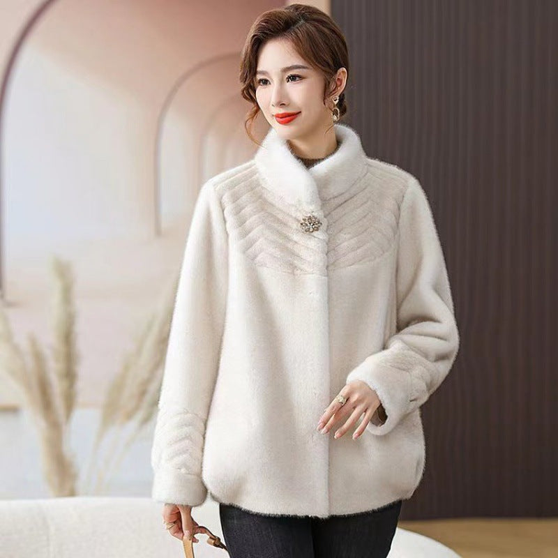 Cappotto in velluto di visone Temperamental Mother di Valstrend, elegante abbigliamento invernale per donna, dettaglio del tessuto e stile.