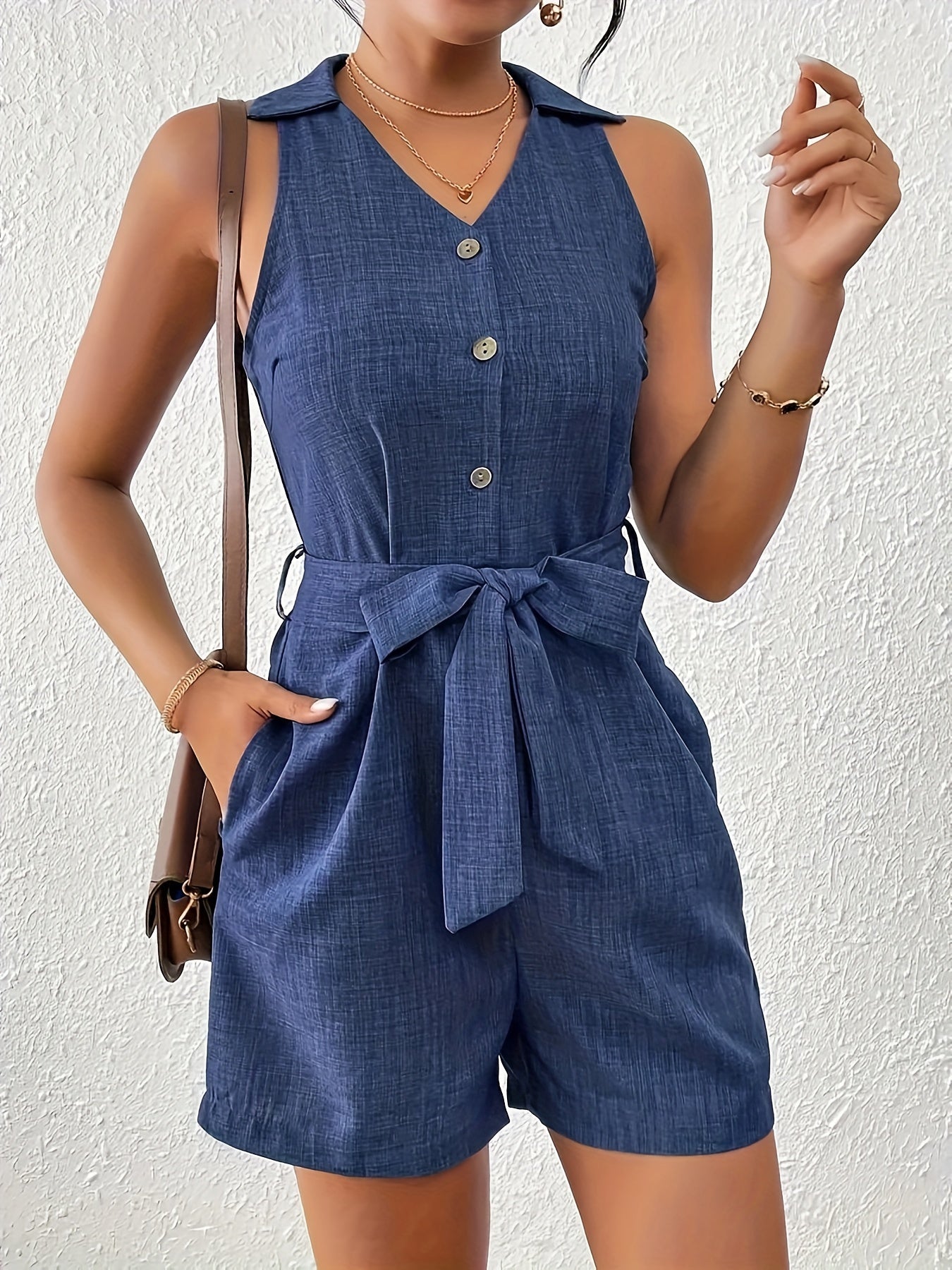 Tuta senza maniche Valstrend con cinturina, collo a V e tasche, perfetta per primavera e estate, abbigliamento femminile elegante.