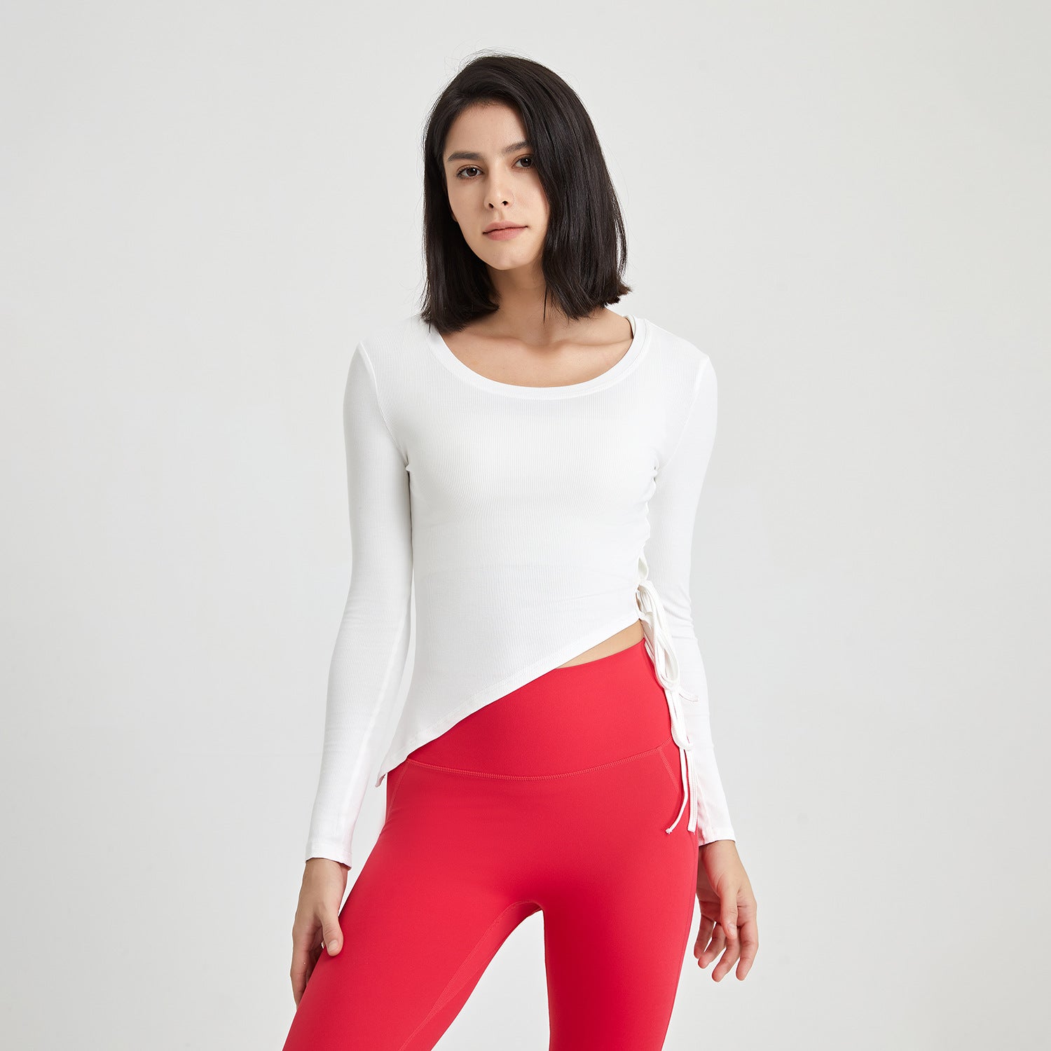 T-shirt slim fit e leggings sportivi Valstrend, abbigliamento workout con dettagli laterali, tessuto elastico e design aderente.