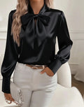 Camicia satinata da donna Valstrend, colorata, casual e versatile con fiocco, vista frontale su tessuto liscia e elegante.
