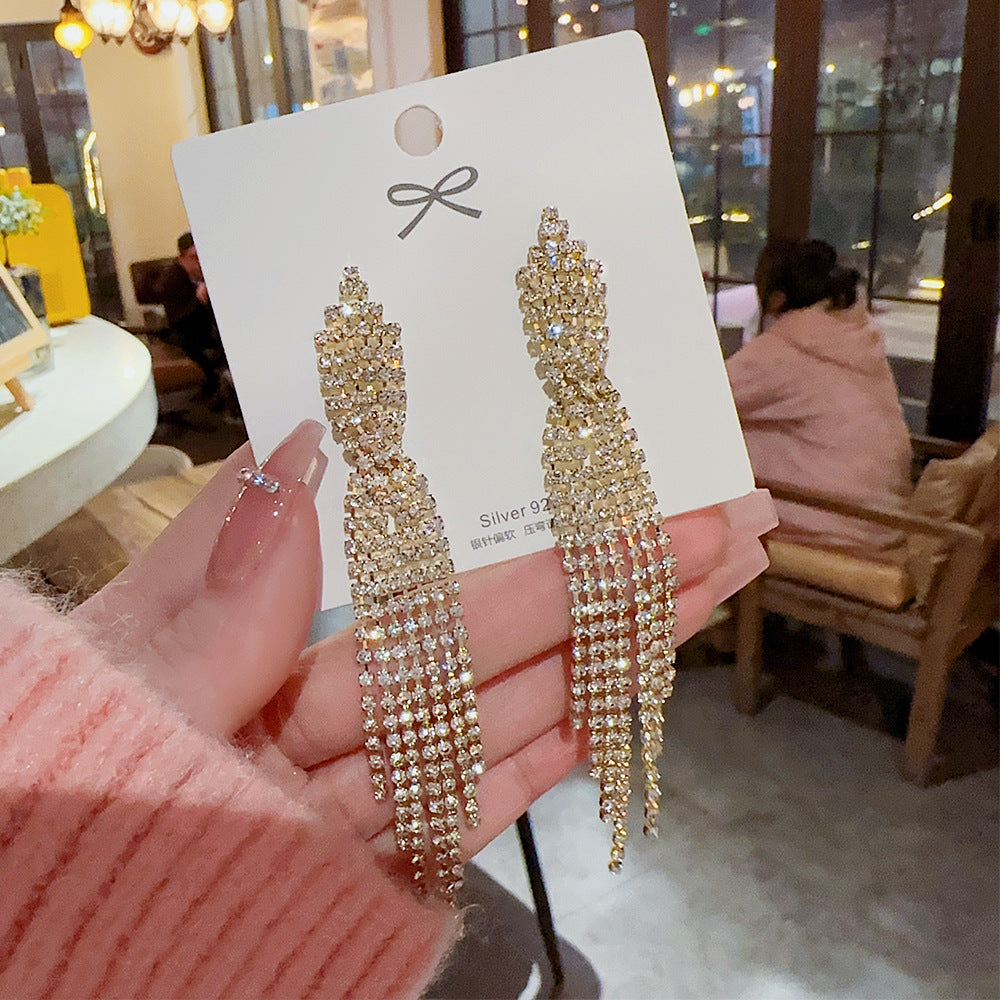 Orecchini a perno in argento sterling con perle di lusso, design elegante e raffinato, perfetti per uno stile distinto e sofisticato.