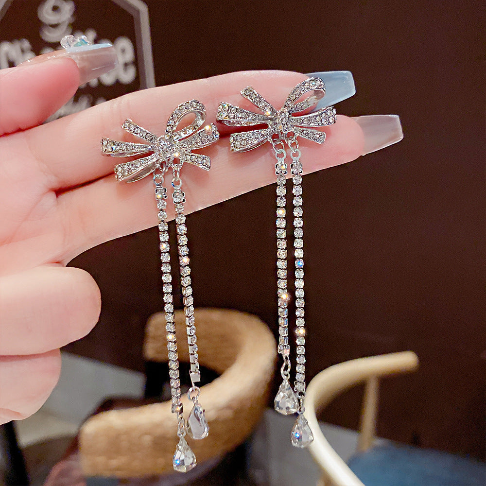 Orecchini in argento sterling con perle lucenti e design elegante, perfetti per uno stile raffinato e naturale.