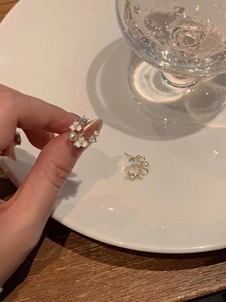Orecchini delicati a fiore di gelsomino femminili Valstrend, dettagli eleganti in metallo con pendenti floreali.