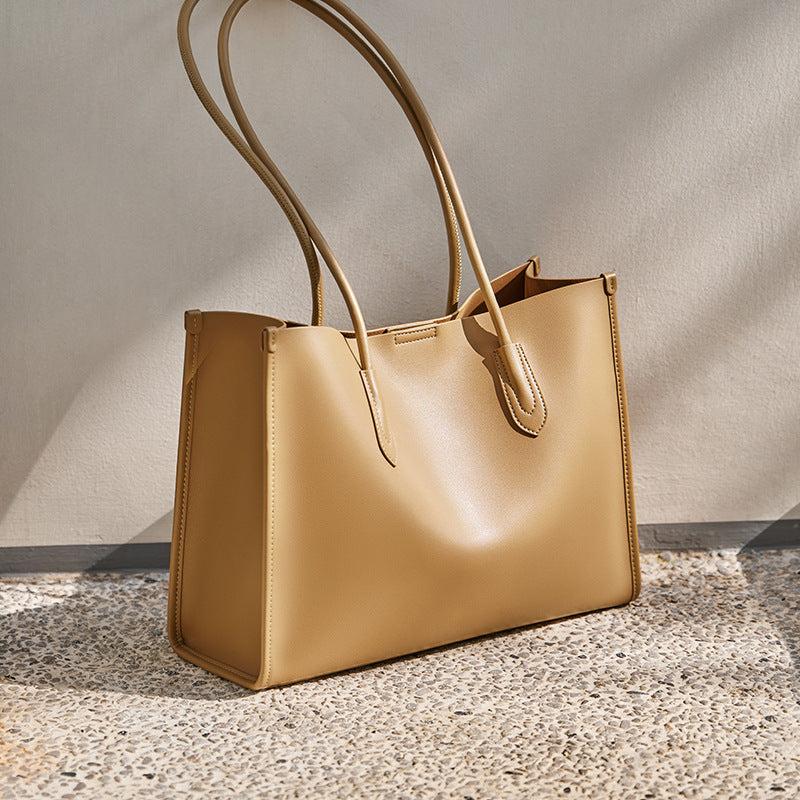 Borsa da donna elegante in pelle di alta qualità Valstrend, con dettagli raffinati e tracolla regolabile.
