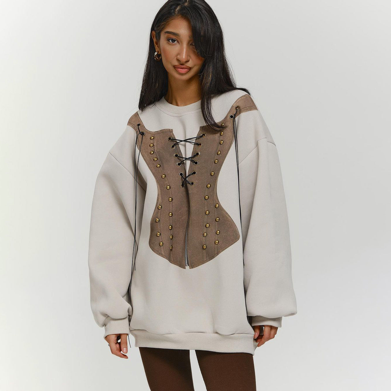 Maglione casual oversize Valstrend con collo rotondo, contrast colore, stile rilassato e comodo, indossato su modello.
