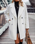 Cappotto lungo in velluto Valstrend, stile moda, ideale per il tempo libero e la città, in tonalità neutra e raffinata.