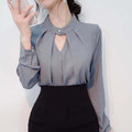 Camicia bianca in chiffon con maniche lunghe per donna, vestibilità elegante e tessuto leggero, marca Valstrend shop.