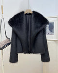 Cappotto caldo femminile di moda Valstrend con ampio collo a reversibile in pelliccia sintetica beige, stile elegante e accogliente.