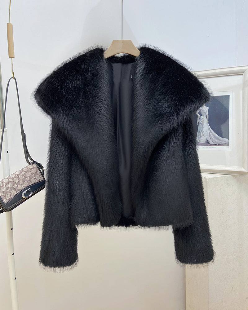 Cappotto caldo femminile di moda Valstrend con ampio collo a reversibile in pelliccia sintetica beige, stile elegante e accogliente.
