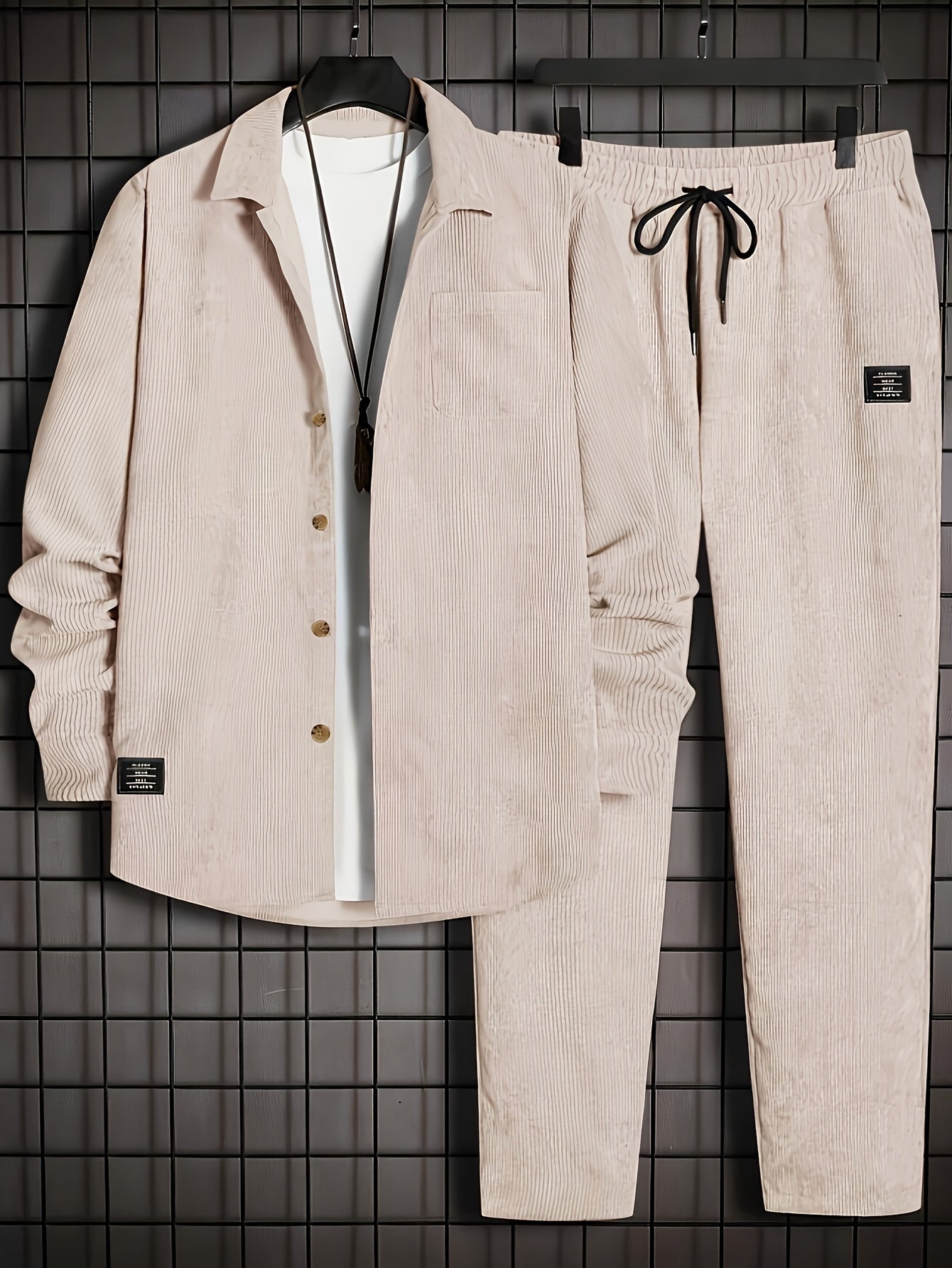 Completo uomo Valstrend in velluto a coste con camicia a maniche lunghe e pantaloni con cintura a corda, abbigliamento casual autunnale.