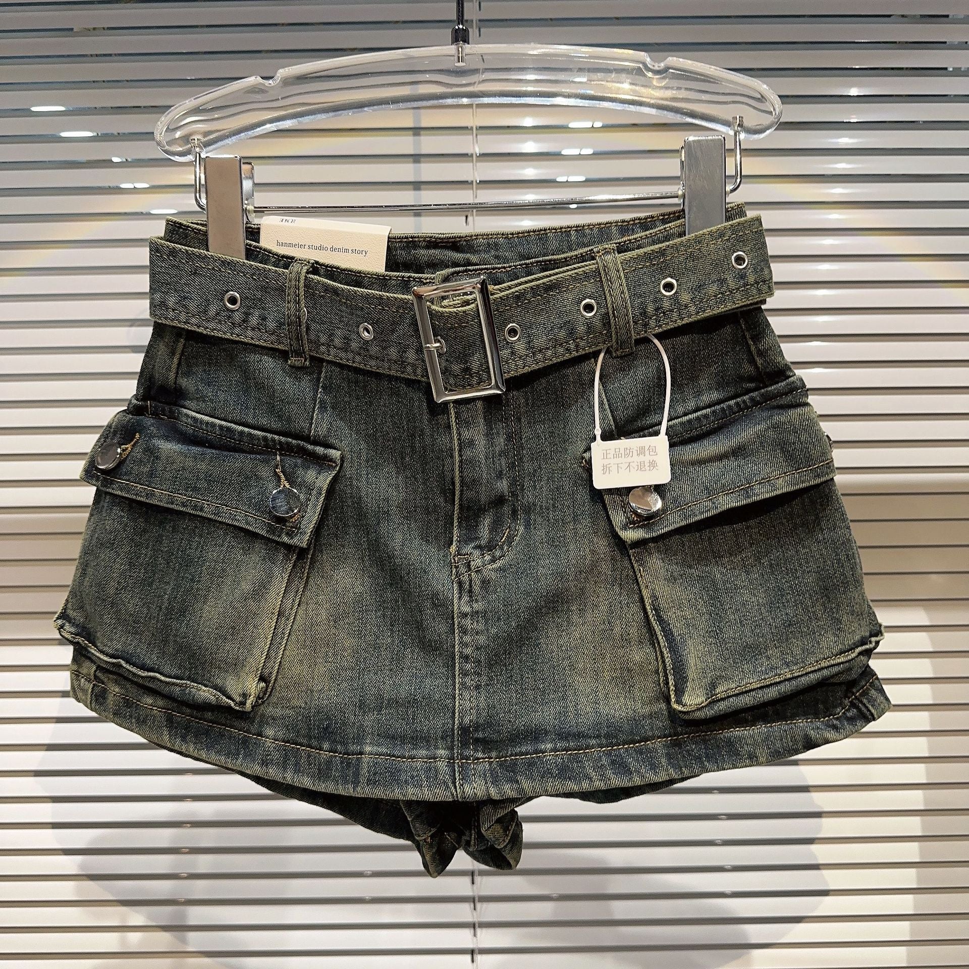Pantaloncini di jeans da donna Valstrend con tasche grandi, stile retrò e gonna pantalone alla moda, dettaglio visibile in foto