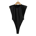 Tuta aderente da donna Valstrend, stile fashion, con taglio elegante e tessuto elasticizzato, indossata da una modella.