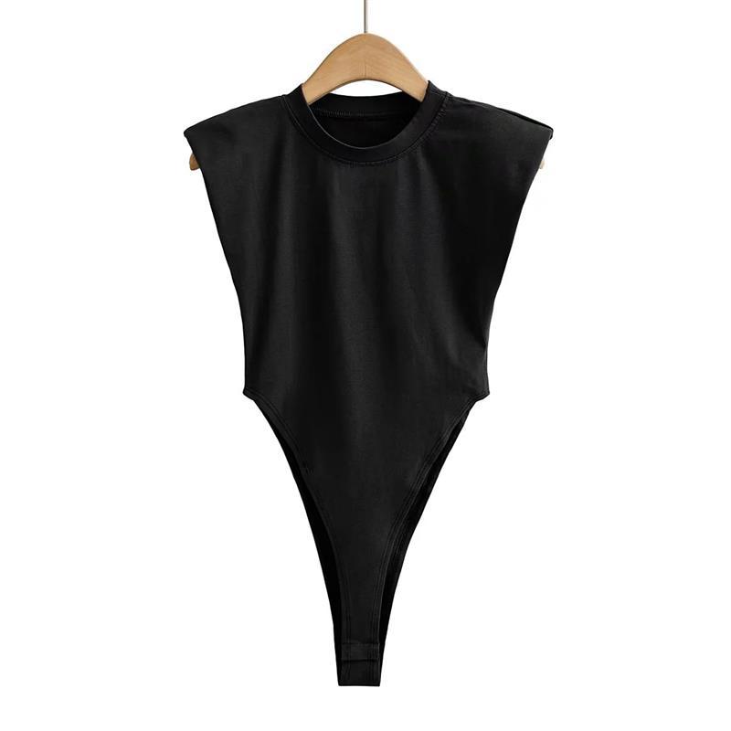 Tuta aderente da donna Valstrend, stile fashion, con taglio elegante e tessuto elasticizzato, indossata da una modella.