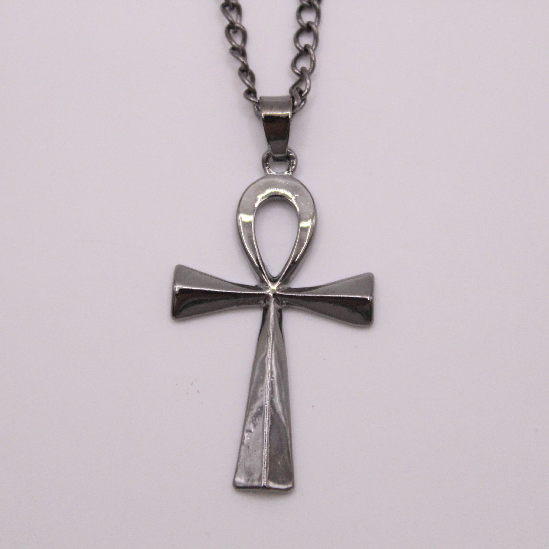 Collana con ciondolo a croce in acciaio inossidabile lucido dallo stile egizio antico, con amuleto ricco di dettagli, di Valstrend.