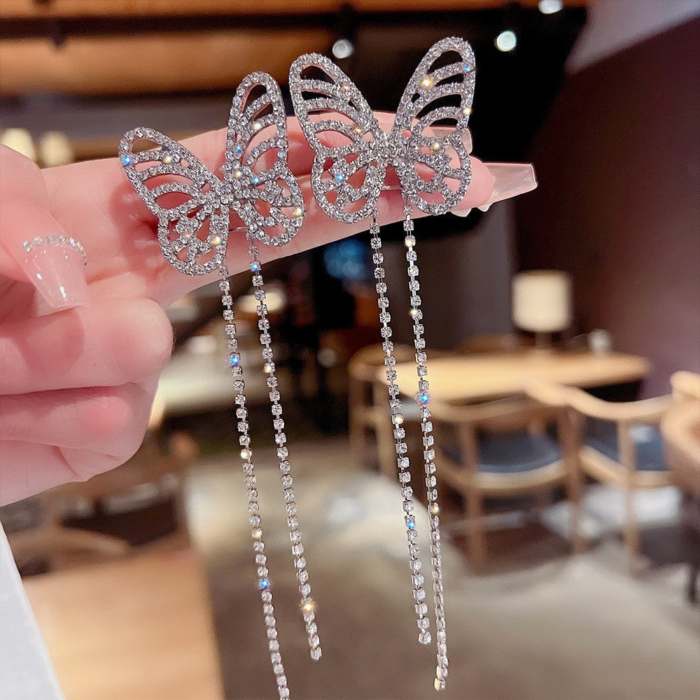 Orecchini in argento sterling con perle lucide e design elegante, ideali per uno stile raffinato e personale.