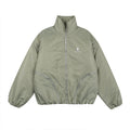 Giacca imbottita Valstrend con cuciture multiple, zip e ricami decorativi, stile casual e moderno.