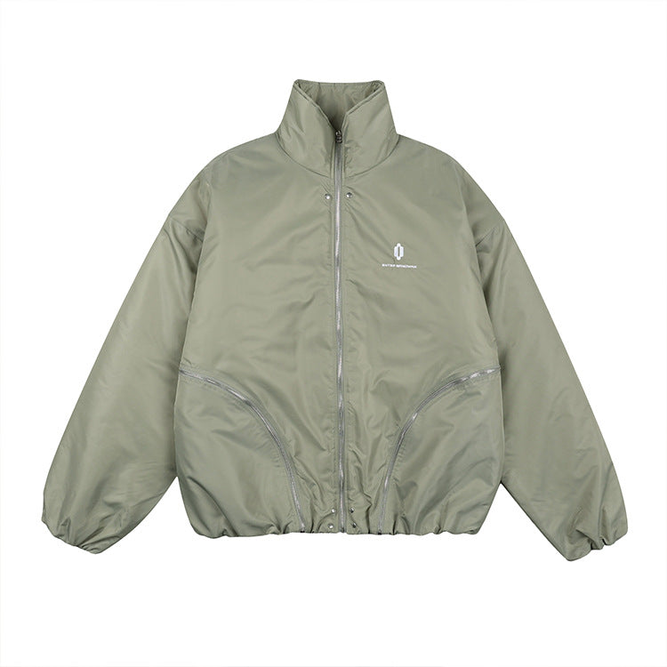 Giacca imbottita Valstrend con cuciture multiple, zip e ricami decorativi, stile casual e moderno.