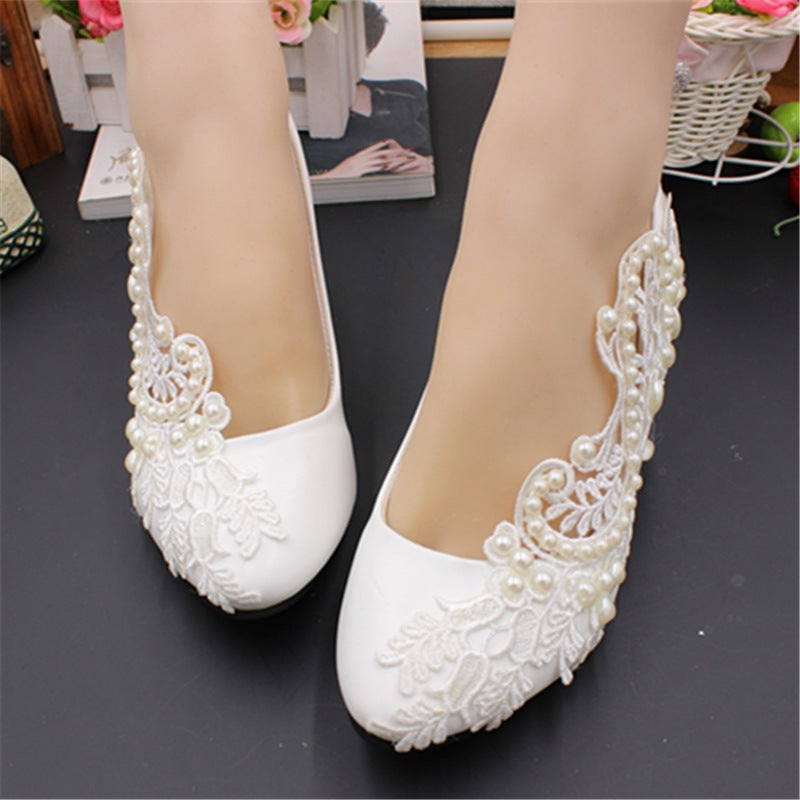Scarpe da sposa grandi con perle bianche Valstrend, dettagli eleganti e suola in gomma, ideali per matrimoni e occasioni speciali.
