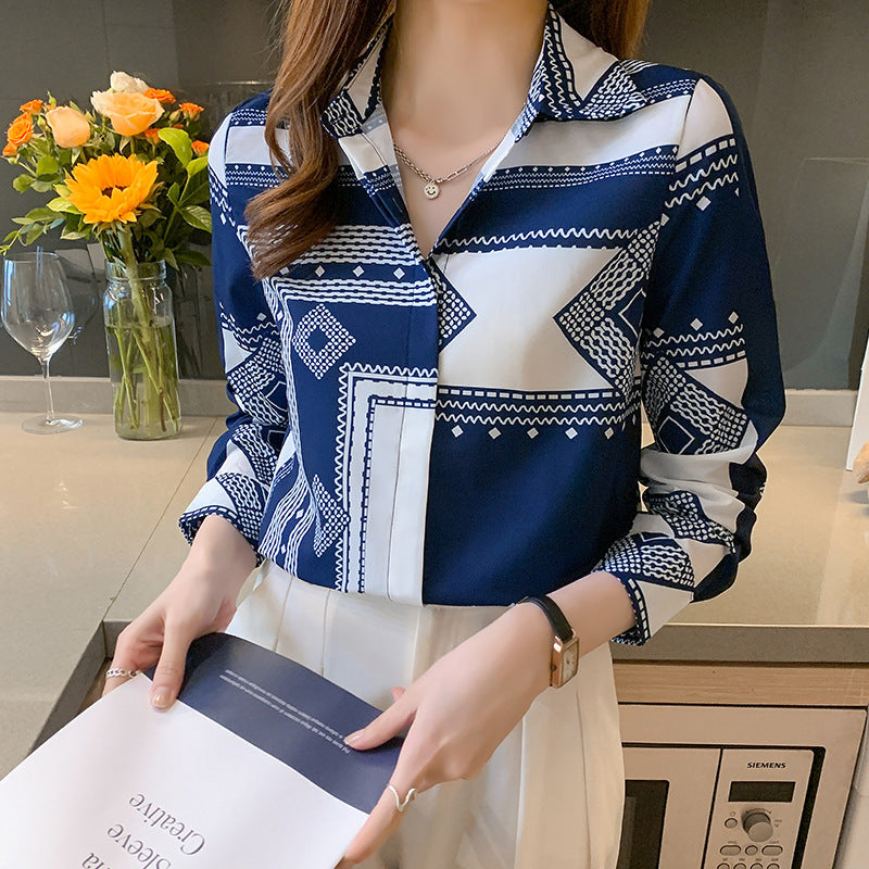 Camicia donna a maniche lunghe Valstrend con stampa blu, tessuto leggero e dettagli eleganti, ideale per look casual e raffinati.