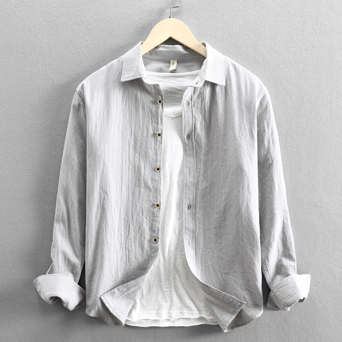 Camicia casual da uomo Valstrend, colore unito e versatile, mostra dettagli del tessuto e vestibilità comoda.