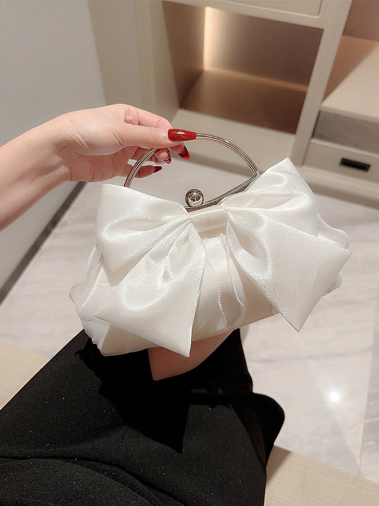 Borsa a tracolla fashion personalizzata con catena da fata, stile trendy e unico, dettagli colorati e design elegante.