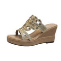 Ciabatte donna Valstrend con zeppa alta, dettagli in strass e design comodo, disponibili in taglie forti.