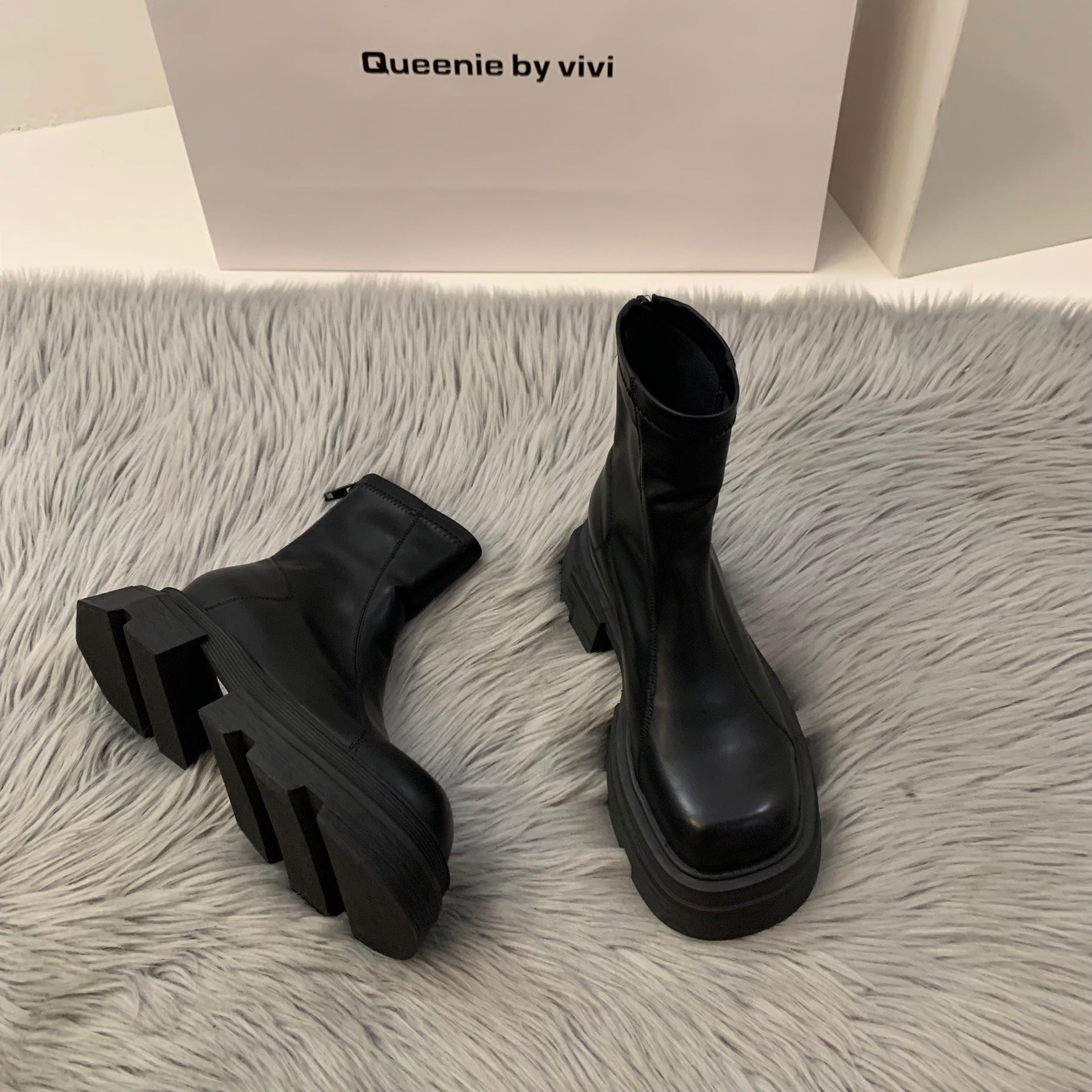Stivaletti da donna Valstrend con punta quadrata, suola spessa e fondo robusto, stile alla moda e comodo.