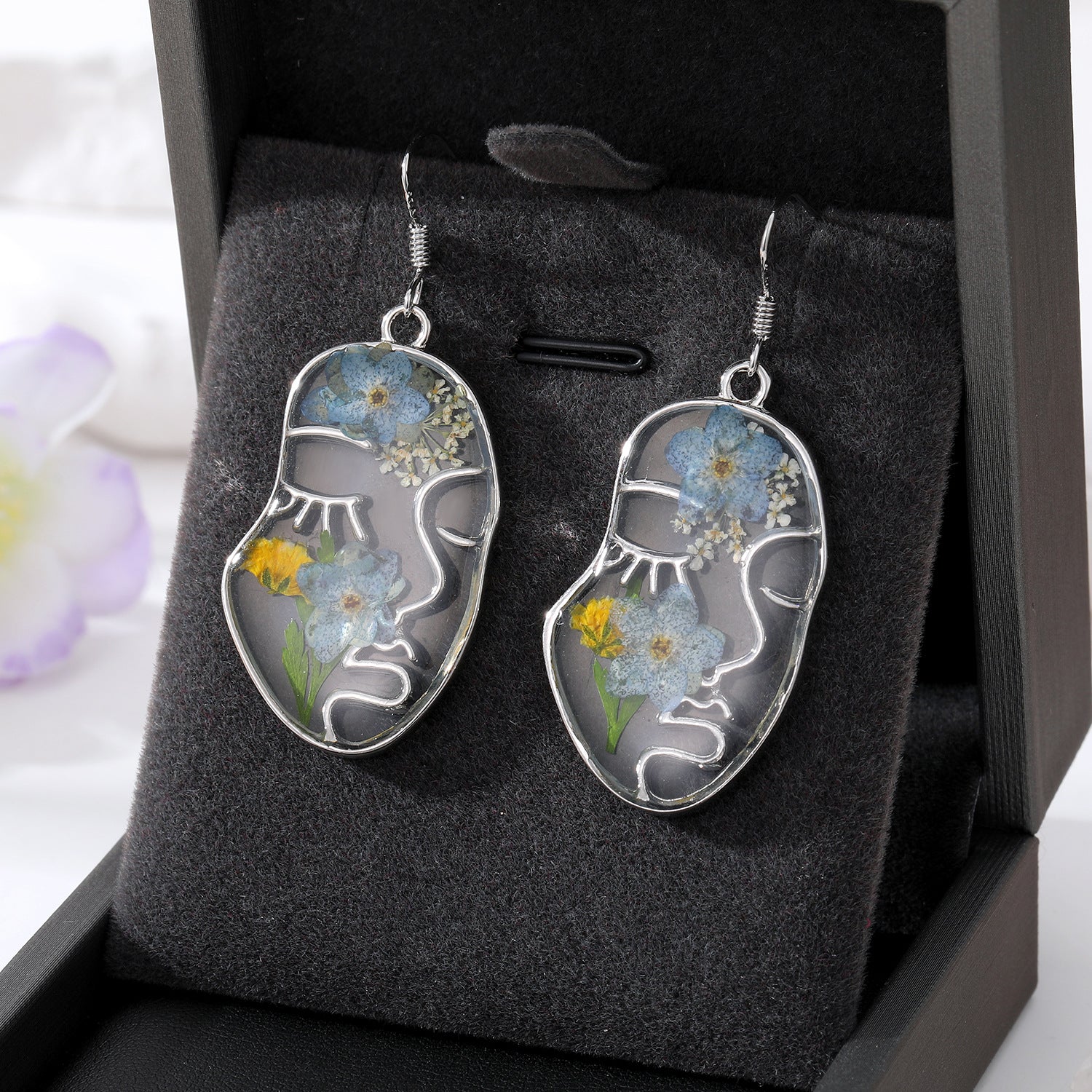 Orecchini a perno con fiore secco naturale e collana abbinata, stile creativo e naturale, brand Valstrend shop.