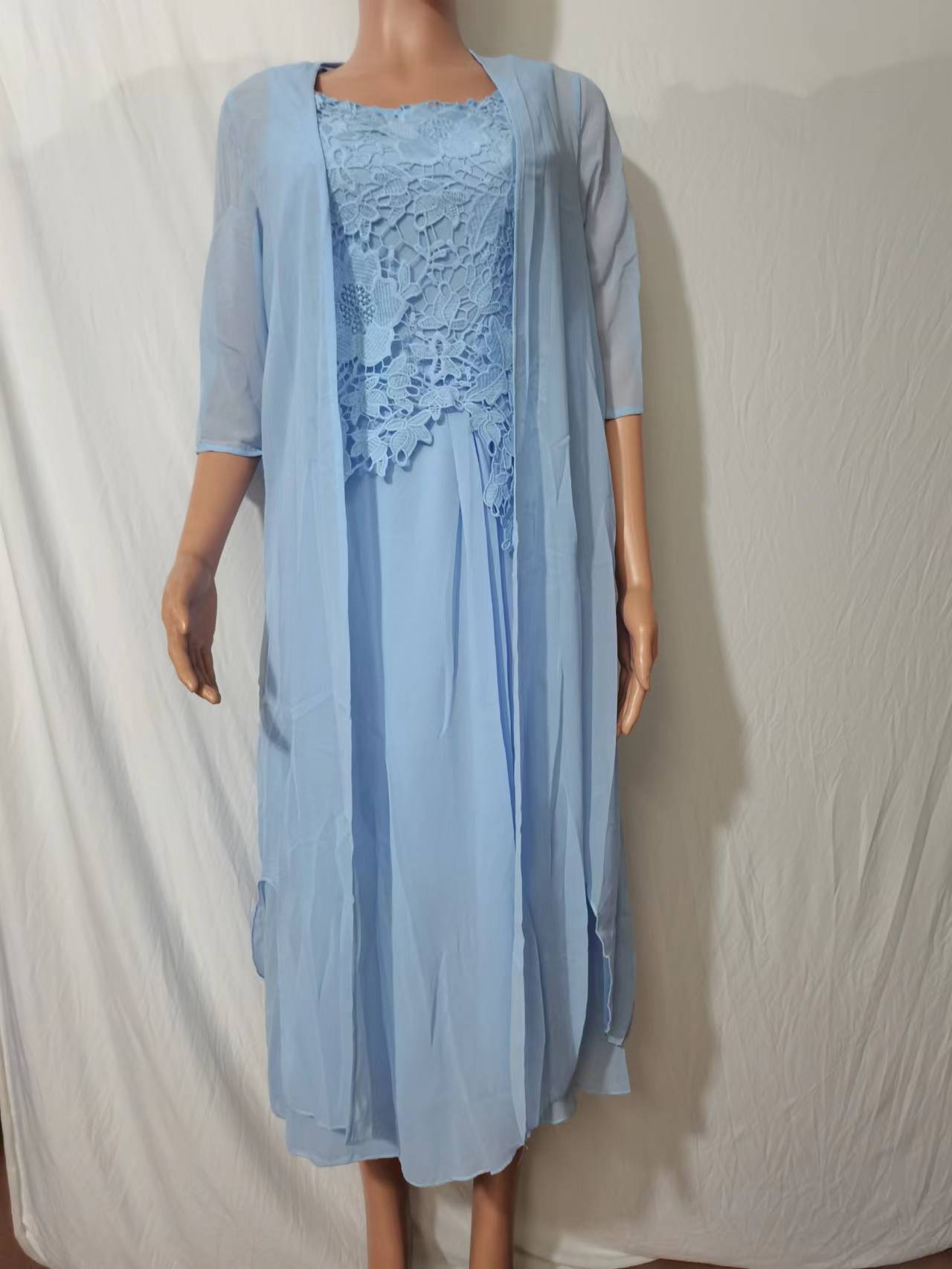 Abito lungo senza maniche in chiffon colorato e pizzo, set a due pezzi di Valstrend, vestito elegante e leggero per occasioni speciali.