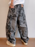 Jeans uomo modello loose con stampa tie-dye e retro, marchio Valstrend Shop, con disegno colorato e dettagli in tessuto.