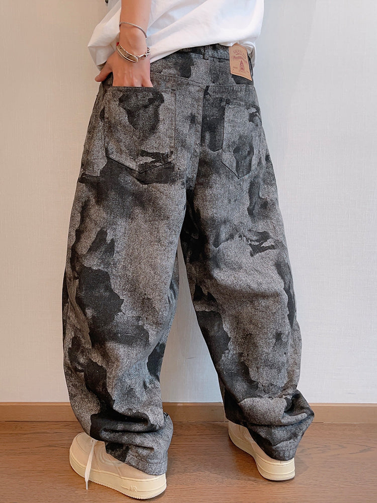 Jeans uomo modello loose con stampa tie-dye e retro, marchio Valstrend Shop, con disegno colorato e dettagli in tessuto.