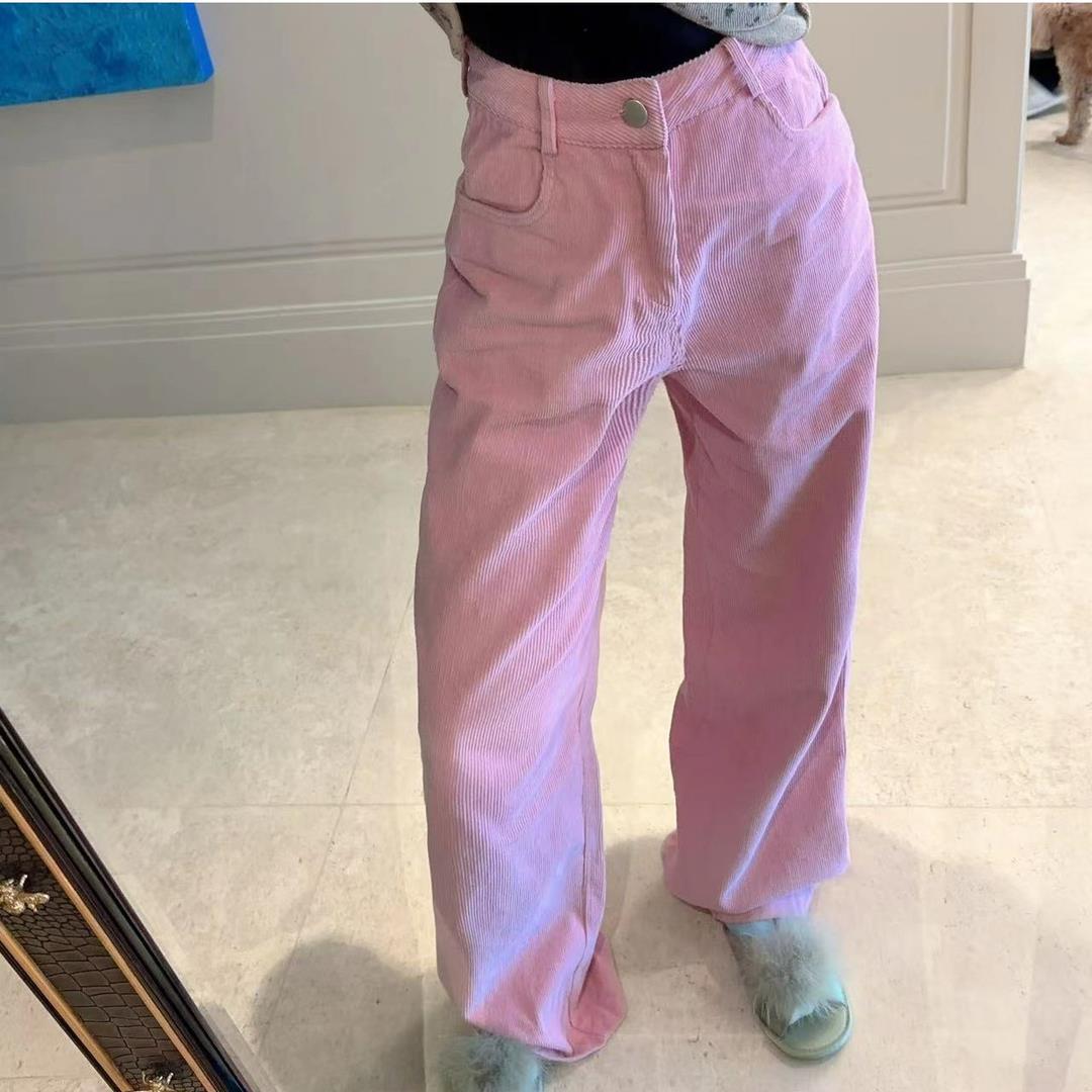 Pantaloni casual slim e dritti in velluto a costine per donna Valstrend, vestibilità comoda e stile elegante.