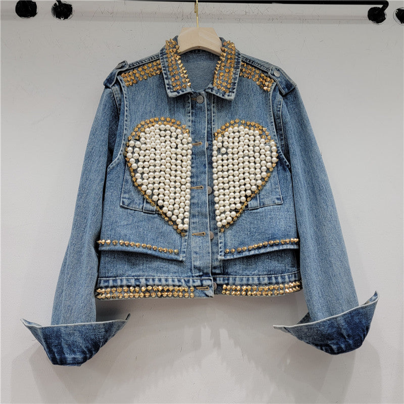Giacca corta in denim con perline e dettagli in stile heavy industry, marca Valstrend, vista frontale.