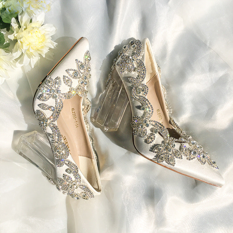 Scarpe da donna Valstrend con punta stretta, tacco alto, satin e dettagli in strass, stile elegante e sofisticato.