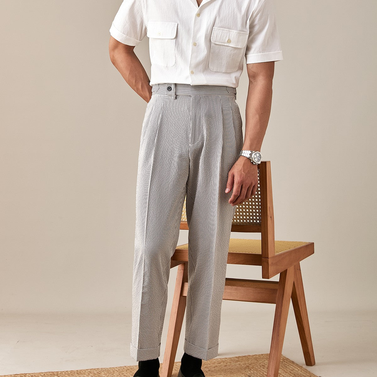 Pantaloni casual leggeri e traspiranti in schiuma a righe Valstrend, stile comodo e moderno, visibili nella foto.