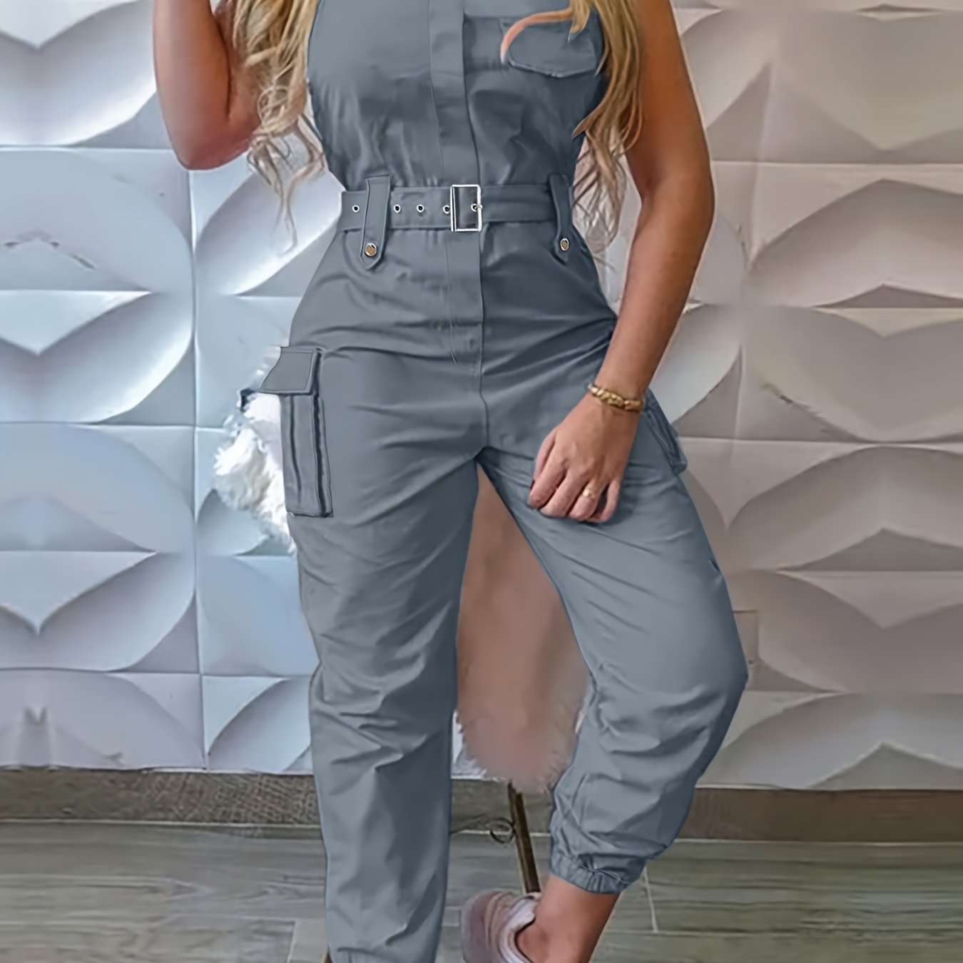 Tuta cargo senza maniche Valstrend con tasche a toppa, dettaglio con cintura e design casual per donna