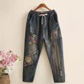 Jeans retrò elasticizzati in stile etnico con ricami colorati, modelli Valstrend Shop, dettagli vivaci e tessuto comodo.