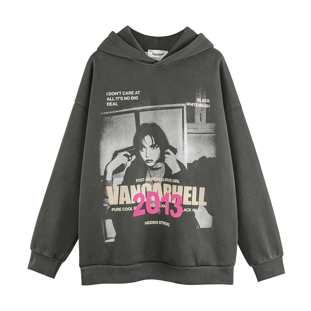 Felpa con cappuccio imbottita in velluto con stampa di personaggi dark high street, marca Valstrend, dettaglio visibile sul davanti