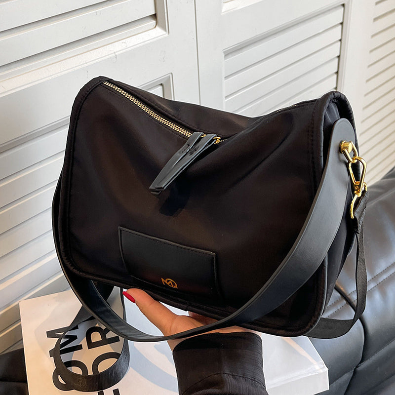 Borsa a tracolla singola di grande capacità e stile, Valstrend, design versatile e moda moderna, in mostra con dettagli visibili.