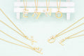 Collana donna con lettere inglesi 26 in oro 18k, catena da clavicola, dettaglio elegante e raffinato.